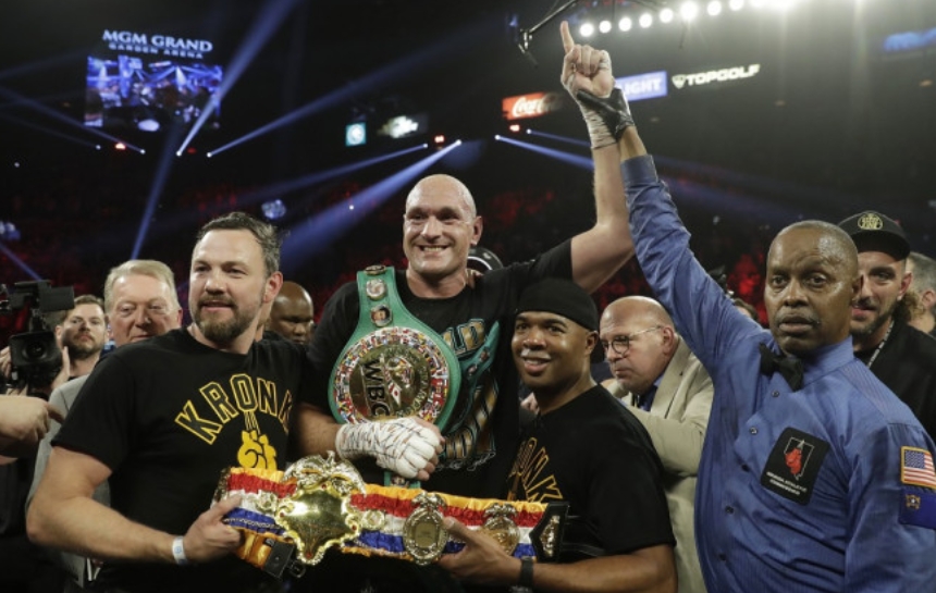 Box: Fury je novým šampiónom WBC, Wildera pokoril technickým knokautom