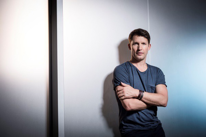 Spevák James Blunt odohral koncert v Hamburgu bez divákov