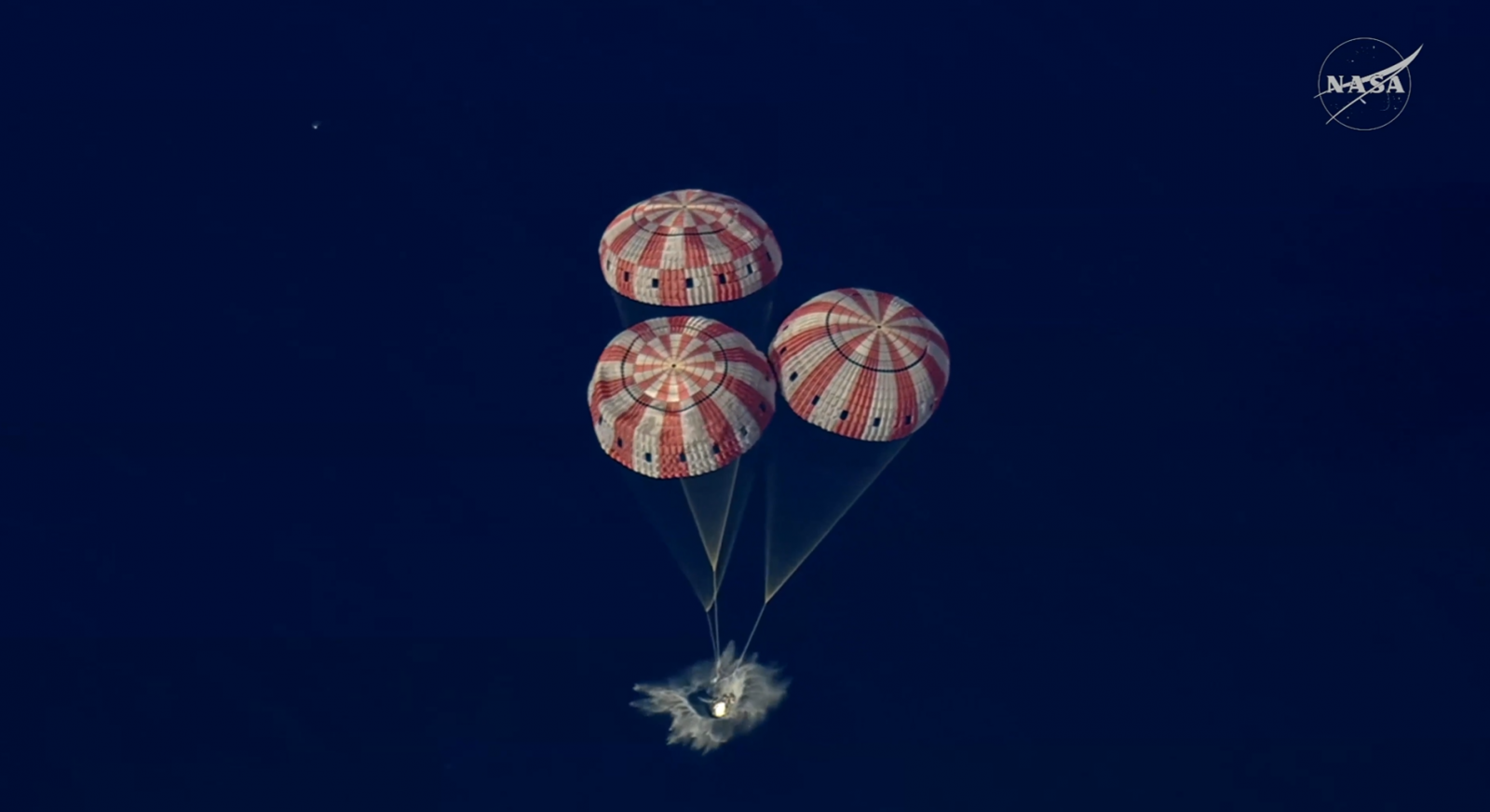 Štyria astronauti misie Artemis 2 sa po rekordnom oblete kozmickou loďou Orion okolo Mesiaca vrátili na Zem