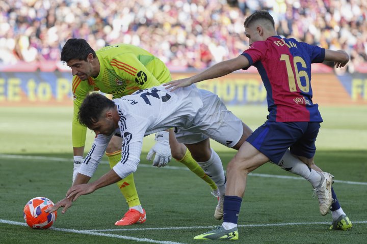 Barcelona v El Clasicu zdolala Real Madrid 4:3 a je blízko titulu