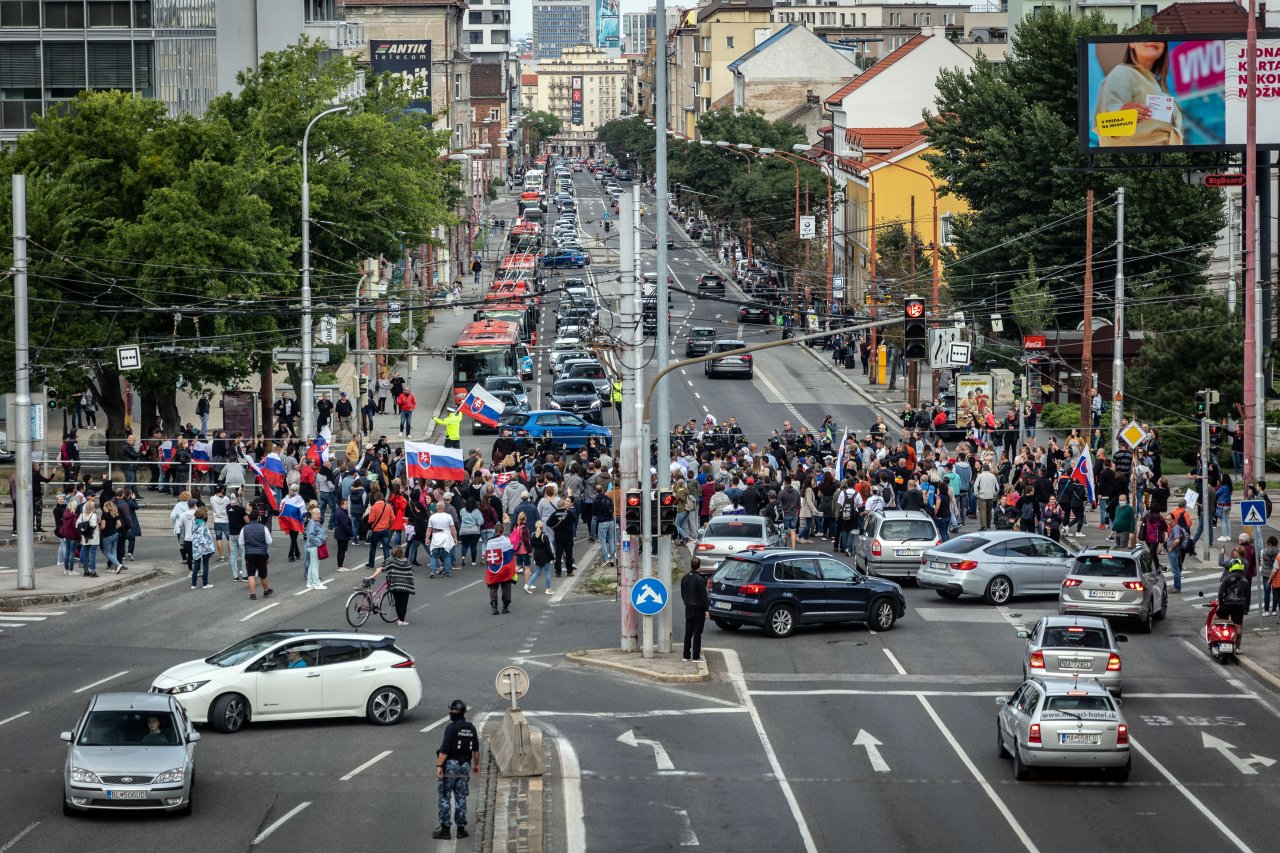 Dav protestujúcich pokračuje v ceste po centre Bratislavy, momentálne blokuje dopravu na Šancovej ulici. Ťažkoodenci zasahujú a pacifikujú agresívnych demonštrantov.
