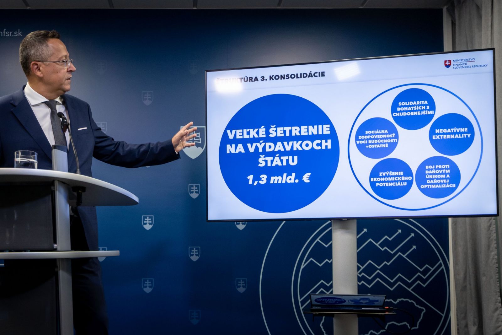 Čo v konsolidačných opatreniach nie je: balíček naozaj neobsahuje plán znížiť odvody do druhého piliera. Minister Kamenický nenavrhol ani osobitný odvod pre obchodné reťazce či digitálnu daň. K rušeniu ÚVO sa vyjadril skôr skepticky. Vyššie dane pre obchodné reťazce presadzovala SNS. Minister financií povedal, že sa myšlienkou ešte bude zaoberať minister pôdohospodárstva Richard Takáč (Smer), upozornil však aj na to, že v minulosti Slovensku stopla osobitný odvod Európska komisia. Do začiatku budúceho roka sa nová daň podľa Kamenického technicky nestihne uskutočniť. Digitálna daň zas bola myšlienkou štátneho tajomníka ministerstva investícií Radomíra Šalitroša. Spojenie protimonopolného úradu s Úradom pre verejné obstarávanie tiež ako možnosť „nadhodila“ SNS.