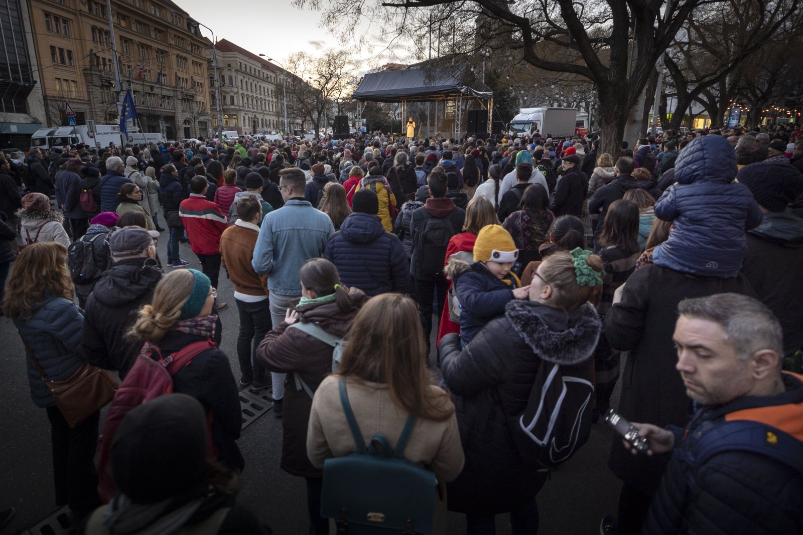 Stovky ľudí vyšli do ulíc Bratislavy uctiť si pamiatku Jána a Martiny