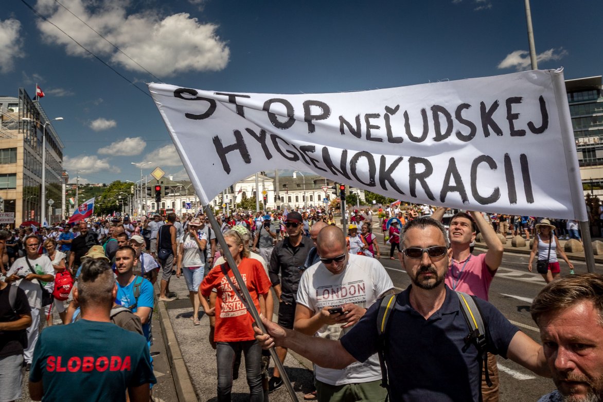 Video: Približne 1500 ľudí na proteste blokuje dopravu v centre Bratislavy, polícia vraj nevie rozlíšiť protestujúcich od turistov