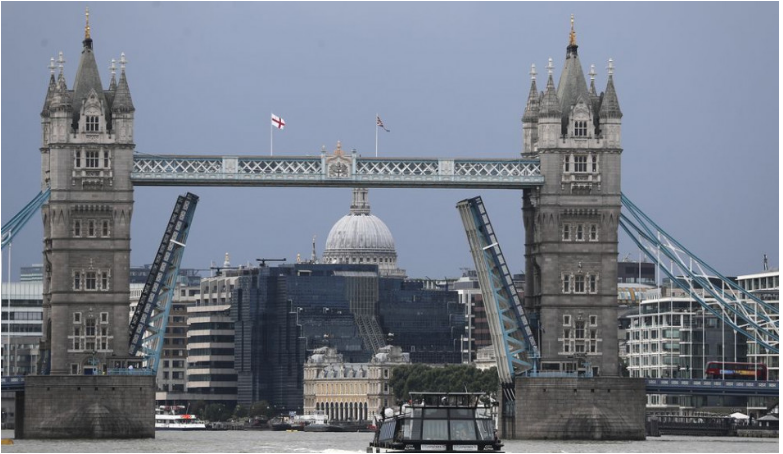 Zdvíhací most Tower Bridge sa zasekol, v Londýne to spôsobilo rozsiahle zápchy