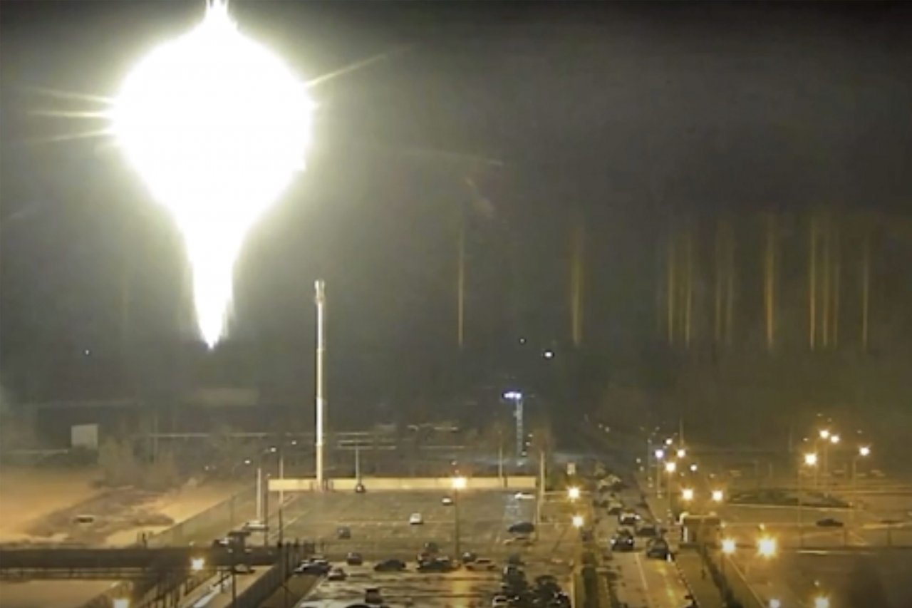 Rusi zasiahli jeden z blokov Záporožskej jadrovej elektrárne, radiácia je nateraz bezpečná