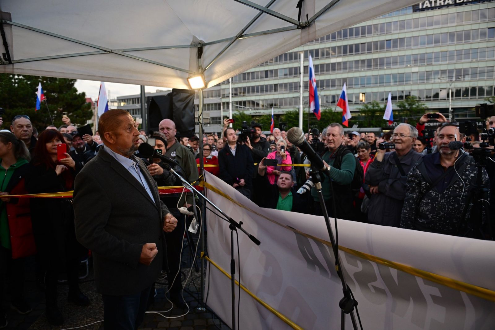 Pred Prezidentským palácom sa konal protest na podporu nominácie poslanca SNS Rudolfa Huliaka