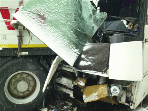 Autobus sa zrazil s kamiónom, sanitky odvážajú zranených