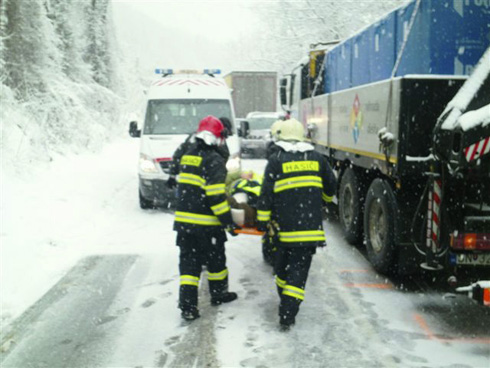 Autobus sa zrazil s kamiónom, sanitky odvážajú zranených