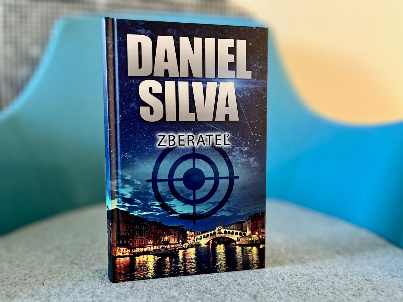 Musí fingovať krádež a zachrániť svet... Agent Gabriel Allon v trileri Zberateľ