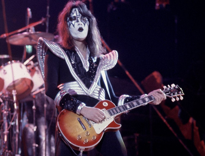 SMUTNÁ SPRÁVA: Zomrel gitarista a zakladateľ skupiny Kiss