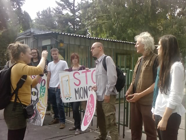 Aktivisti protestovali na GMO poli v Borovciach pri príležitosti inšpekcie z EÚ