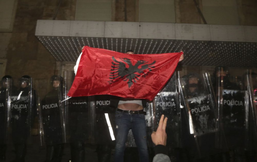 Muža, ktorý v Albánsku porušil zákaz vychádzania, zastrelil policajt