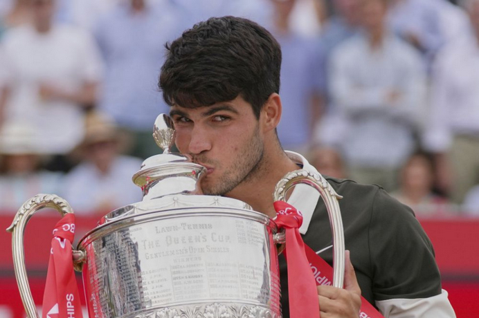 Španielsky tenista Carlos Alcaraz zdolal vo finále Lehečku a vyhral turnaj ATP v Queen´s Clube