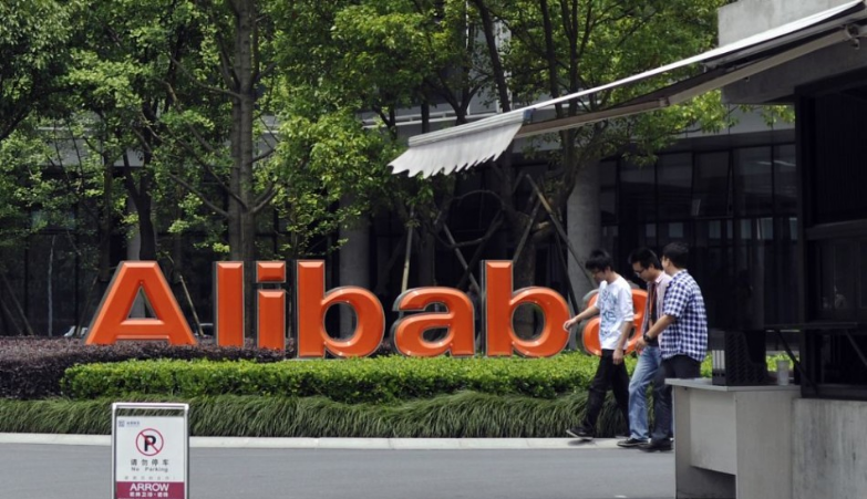 Akcie Alibaby pokračujú v strmom páde