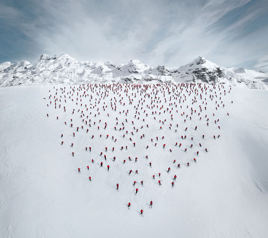 Video: 100 horolezcov výstupilo na Matterhorn aby nafotili úžasné fotografie