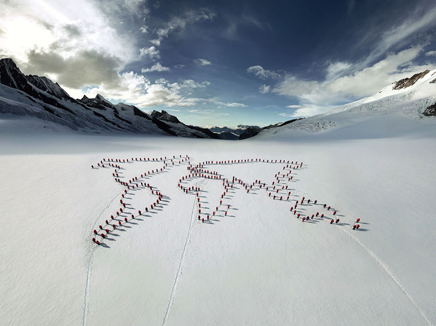 Video: 100 horolezcov výstupilo na Matterhorn aby nafotili úžasné fotografie