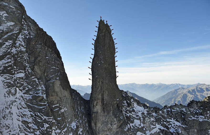 Video: 100 horolezcov výstupilo na Matterhorn aby nafotili úžasné fotografie