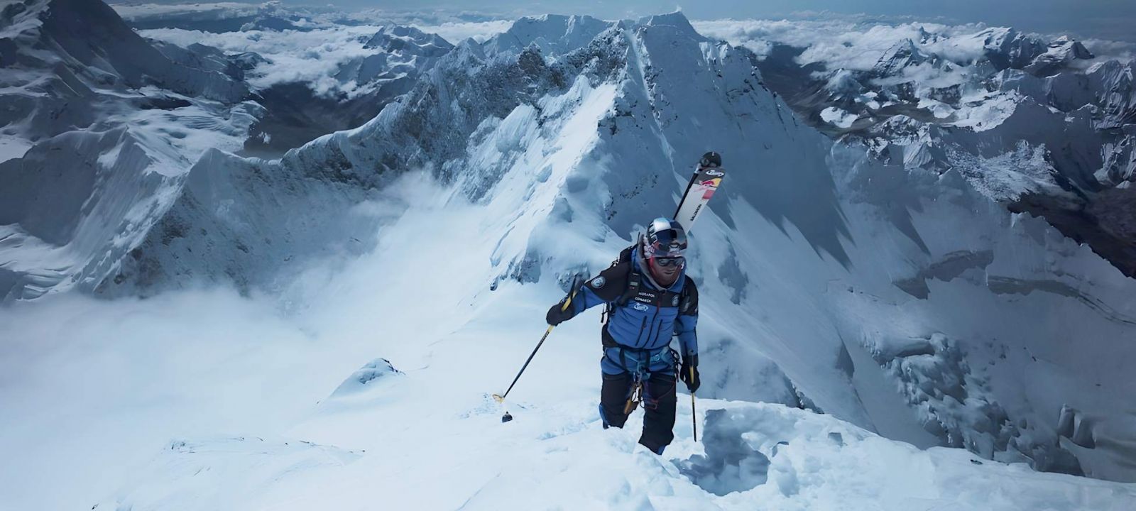 Poľský skialpinista Andrzej Bargiel sa stal prvým človekom na svete, ktorý vystúpil na Mount Everest (8849 m n. m.) a následne zlyžoval z jeho vrcholu do základného tábora bez použitia doplnkového kyslíka. Informuje o tom varšavský spravodajca TASR podľa komunikátu spoločnosti Redbull.  Bargiel zdôraznil, že veľké množstvo čerstvého snehu výrazne spomalilo výstup, keďže na trase neboli žiadne iné expedície, ktoré by pomohli pri jej vytýčení. „Výstup bol ťažký. Jesenný a jarný Everest sú úplne iný príbeh, ale zjazd mi priniesol veľa potešenia,“ povedal. Počas 16-hodinového výstupu v takzvanej zóne smrti nad 8000 metrov nad morom nepoužil kyslíkovú podporu. Na samotnom vrchole najvyššej hory sveta strávil len niekoľko minút, po čom si pripol lyže a začal historický zjazd.  Do druhého tábora vo výške okolo 6400 metrov dorazil už po zotmení, čo mu znemožnilo bezpečne pokračovať. Prenocoval preto v tábore a so svitaním v zjazde pokračoval. „Prvý deň sa zatiahlo a bolo to frustrujúce. Druhá časť bola oveľa príjemnejšia - dobré počasie, kvalitný sneh a hladký priebeh,“ uviedol. Za najpríjemnejší úsek označil prechod cez ľadopád Khumbu, ktorý zvládol bez lán a istenia.  Úspech 36-ročného poľského skialpinistu je považovaný za historický míľnik vo vysokohorskom lyžovaní. Bargiel sa už v minulosti zapísal medzi svetovú elitu, keď v roku 2018 uskutočnil prvý kompletný zjazd z vrcholu K2.