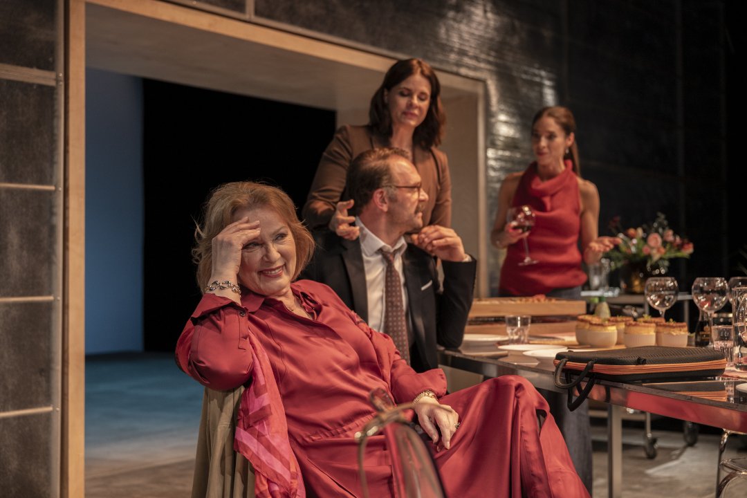 Recenzia: Vďaka Amatérom v SND nasadnete na Čertovo kolo, uvidíte čierne diery, popasujete sa s vlastným vnútrom, ktoré vás odmení žiarou prskaviek a prevádzkar vás bezpečne opäť vysadí na cukrovej vate...