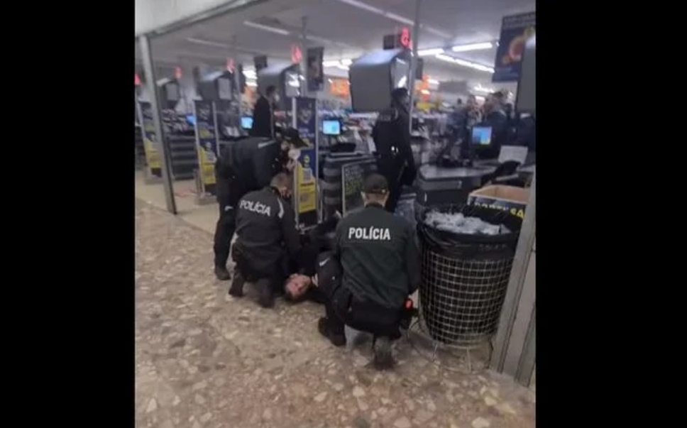 Polícia tvrdo zasiahla proti provokatérom bez rúška v piešťanskom supermarkete (video)