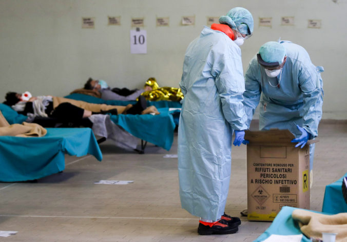 Počet obetí koronavírusu v Taliansku prekročil tisíc, nakazených rýchlo pribúda