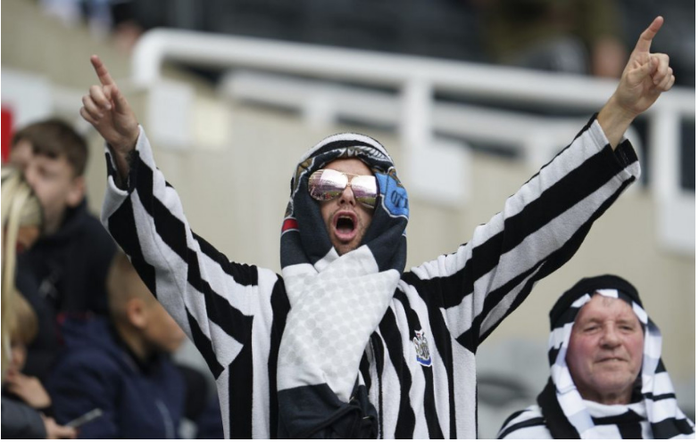 Newcastle žiada fanúšikov, aby nenosili imitácie arabských odevov