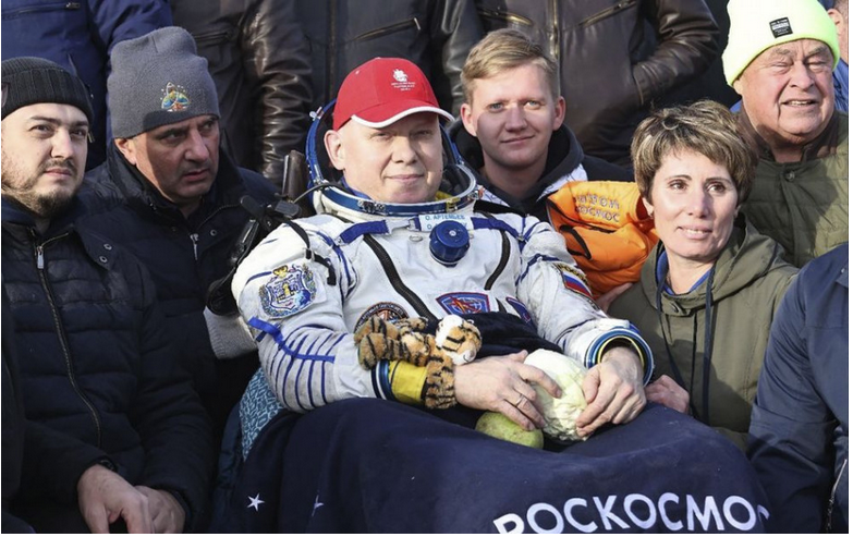 Kozmonaut Artemiev po návrate z vesmíru zrazil autom kolegu