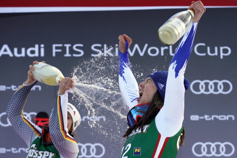 Slovenská lyžiarka Petra Vlhová (vpravo) oslavuje víťazstvo v obrovskom slalome v Semmeringu.