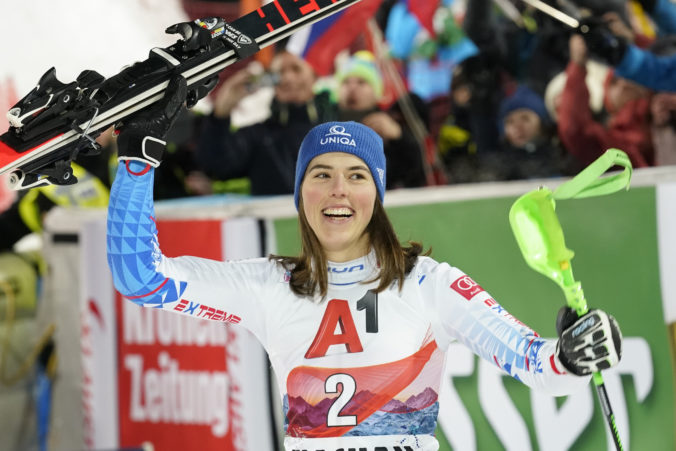Slovenská reprezentantka Petra Vlhová sa teší z triumfu v slalome Svetového pohára v rakúskom Flachau. Flachau, 14. január 2020.Foto: SITA/AP.