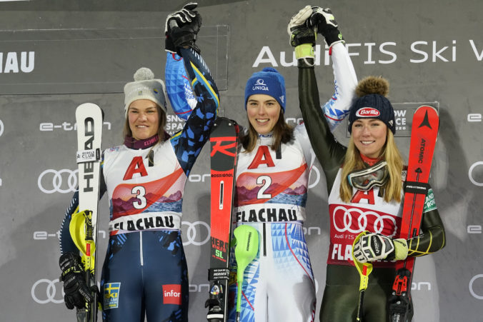 Zľava: Švédka Anna Swennová Larssonová (2. miesto), slovenská lyžiarka Petra Vlhová (1. miesto) a americká reprezentantka Mikaela Shiffrinová (3. miesto) na stupňoch pre víťazky po slalome Svetového pohára v rakúskom Flachau. Flachau, 14. január 2020.Foto: SITA/AP.