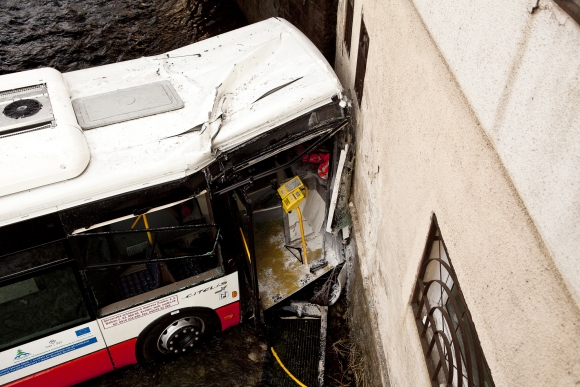 Autobus dostal šmyk a skončil v potoku, šofér je zranený