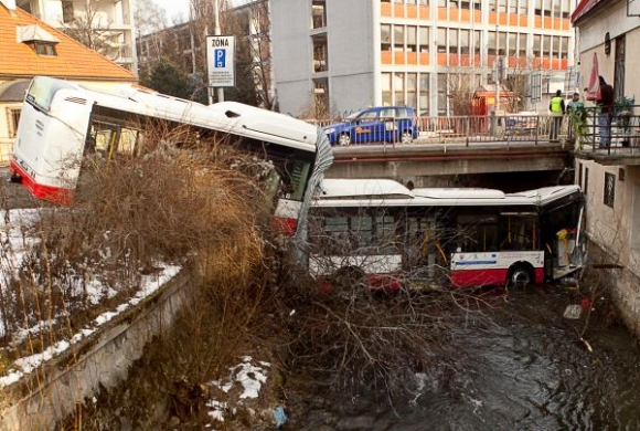 Autobus dostal šmyk a skončil v potoku, šofér je zranený