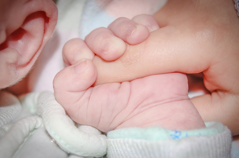 Žene sa mesiac po pôrode chlapčeka narodili dvojčatá, vynosila ich v druhej maternici