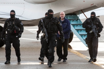 Baki Sadiki (druhý sprava), hlava albánskeho drogového gangu, vystupuje z vládneho leteckého špeciálu po príchode z Kosova na Letisko M. R. Štefánika v Bratislave. 