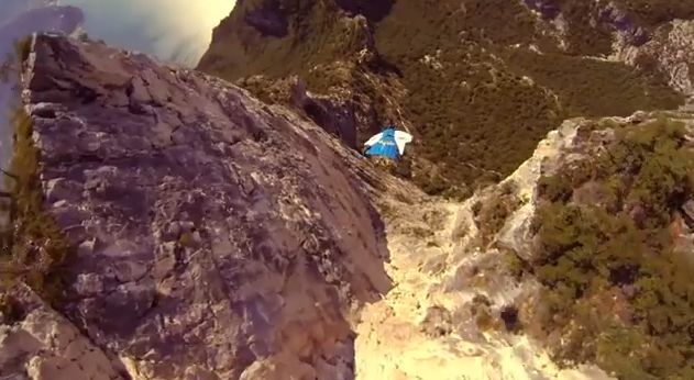 Video: Keď basejumper pristane bez padáka na vode