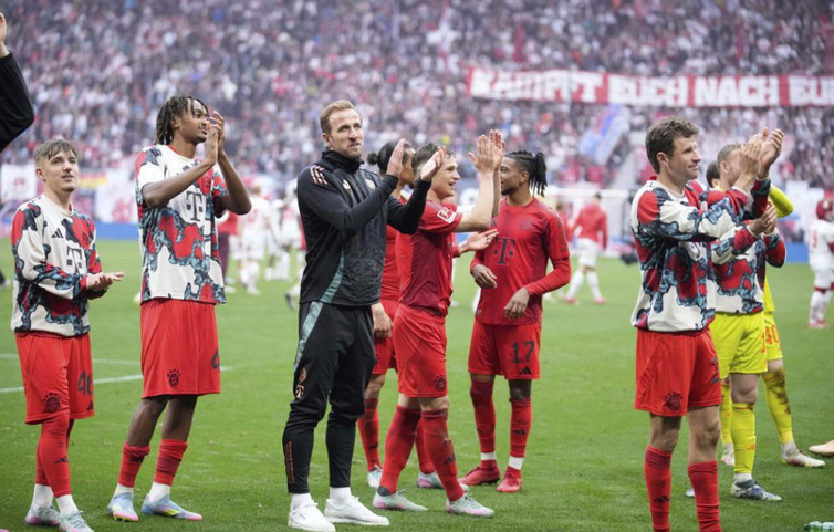 Bayern po roku majstrom, Kane sa dočkal trofeje, Kompany: Úžasný pocit