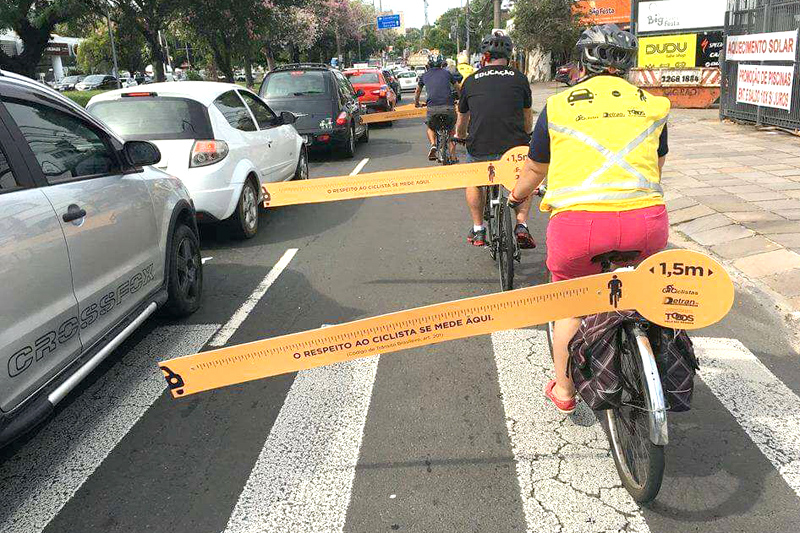 Poslanci odhlasovali zmenu zákona o cestnej premávke, ktorá má vodičov prinútiť dodržiavať odstup pri predbiehaní cyklistov.