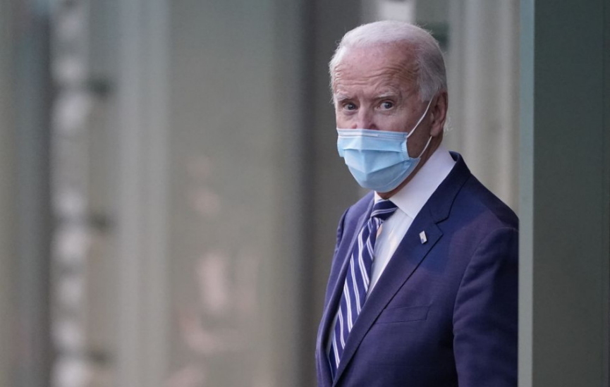 Biden požiada Američanov, aby 100 dní nosili rúška