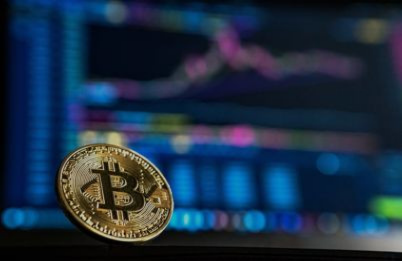 Cena bitcoinu presiahla 60-tisíc dolárov a je najvyššie od novembra 2021
