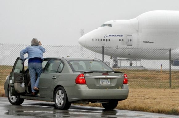 Obrazom: Boeing 747 Dreamlifter omylom pristál na provinčnom letisku