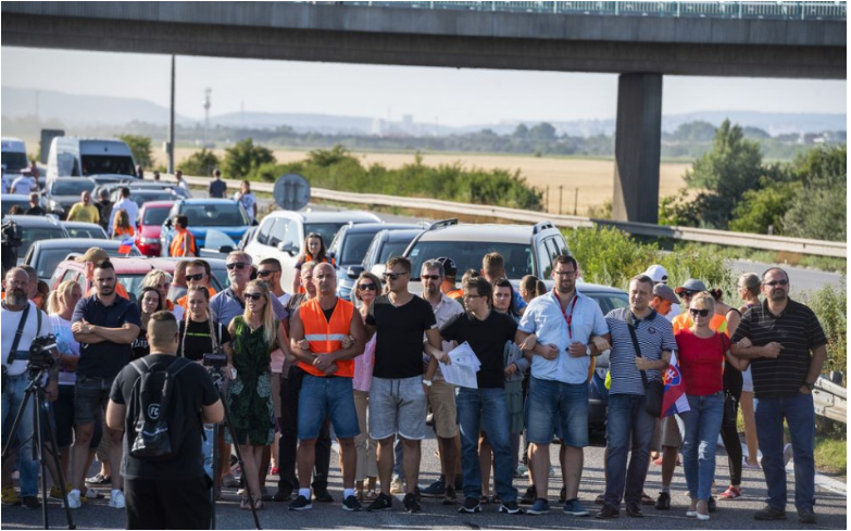 Desiatky protestujúcich zablokovali viaceré hraničné priechody