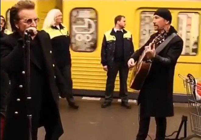 Bono a The Edge z U2 zahrali v berlínskom metre