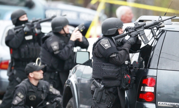 Tisíce ťažko ozbrojených policajtov pátra v v oblasti Bostonu po druhom podozrivom.