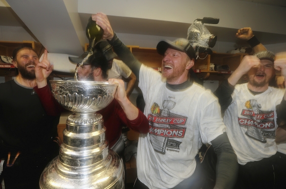 Radosť Mariána Hossu v šatni po šiestom finálovom zápase NHL, v ktorom Chicago zvíťazilo na ľade Bostonu 3:2 a získalo Stanleyho pohár.