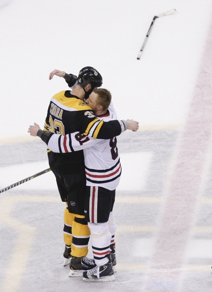 Kapitán "medveďov" Zdeno Chára a útočník Chicaga Marián Hossa po šiestom finálovom zápase NHL, v ktorom Blackhawks zvítazili na ľade Bostonu 3:2 a získali Stanleyho pohár.