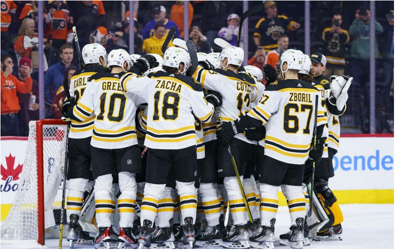 NHL: Boston slávil rekordný 63. triumf v základnej časti, hetrik Pastrňáka