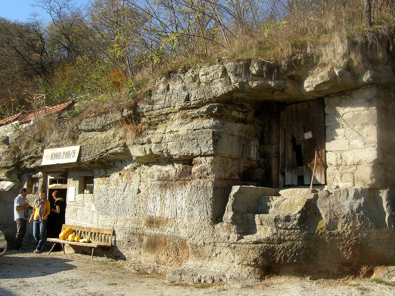 Slovenské domy vytesané do skaly priťahujú pozornosť návštevníkov z celého sveta