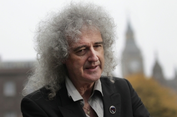 Gitarista Brian May zo skupiny Queen.