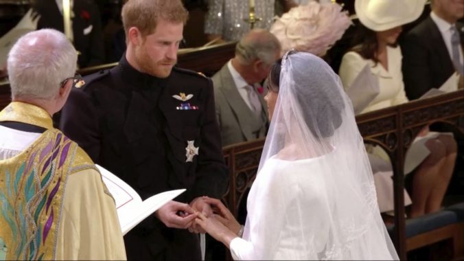 Britský princ Harry a americká herečka Meghan Markle počas ich svadobného obradu v Kaplnke sv. Juraja vo Windsore. 19. máj 2018